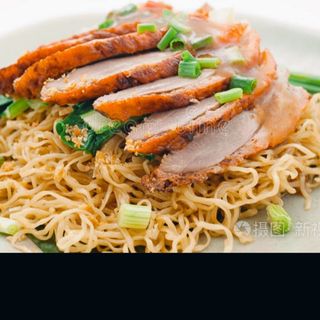 鸭炒面Tallarines con pato