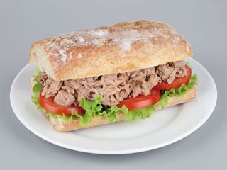 BOCATA O SANDWICH DE ATUN CON ALCACHOFAS LECHUGA Y TOMATE