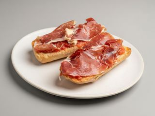 Barrita de pan tostado con jamón Ibérico