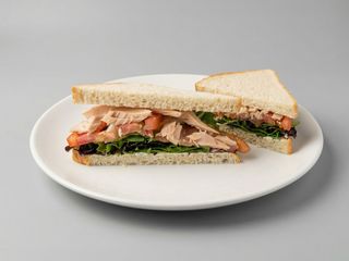 Sandwich de bonito con tomate