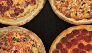 Pizza De Mozzarella Y Tomate