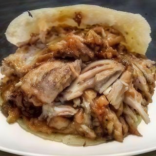Arepa Rellena de Pernil Horneado