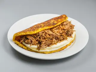 Cachapa con pernil al horno y queso