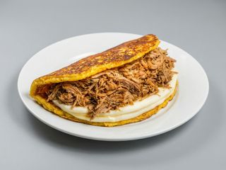 Cachapa con pernil al horno y queso