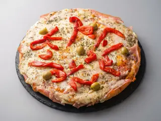 Pizza Jamón Y Morrones (Mediana)