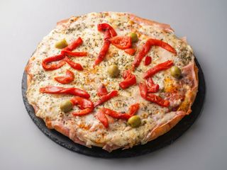 Pizza Jamón Y Morrones (Mediana)