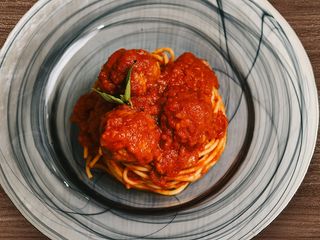Spaghetti con albóndigas al estilo napoletano