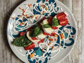 Insalata caprese con mozzarella di bufala, pomodoro e basilico