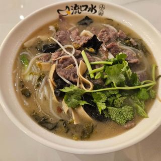 Fideos de caldo hueso con ternera 鲜烫牛肉骨汤面/米线