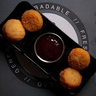 Camembert Frito con Coulis de arándanos