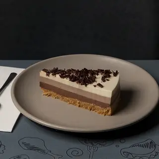 Porción De Tarta Tres Chocolates