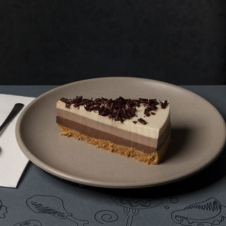 Porción De Tarta Tres Chocolates