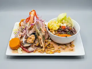 Dúo de ceviche mixto y conchas negras
