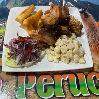 Frito de cerdo con mote