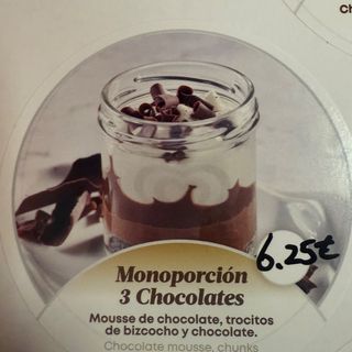 Porción de tarta tres chocolates
