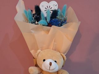 Ramo flor preservada tonos azules con osito