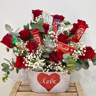 Centro Docena Rosas y Chocolatinas