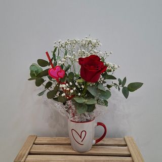 Taza con rosa natural