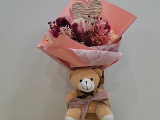 Ramo flor preservada tonos rosas con osito