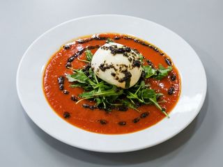 Burratina sobre confitura de datterino