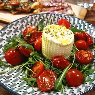 Mozzarella de búfala ahumada con tomates deshidratados