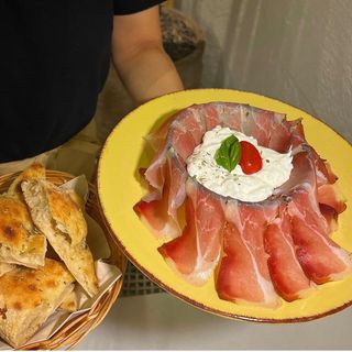 Stracciatella con speck acompañada de focaccia