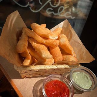 Cesta de pizza frita con sus salsas