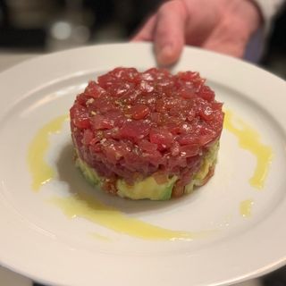 Tartar de atún fresco con aguacate