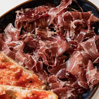 Jamón Ibérico Con Pan De Coca Y Tomate