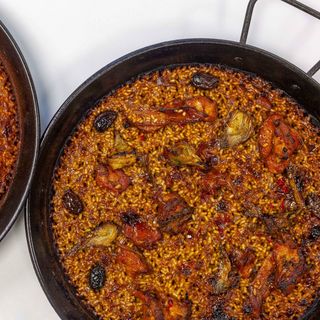 Arroz de conejo ligeramente picante con aceitunas de Kalamata