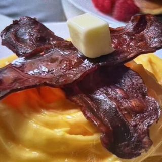 Tortitas con omelette y bacon