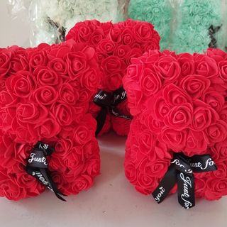 Oso pequeño de rosas rojo