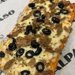 Porción Pizza atún y olivas