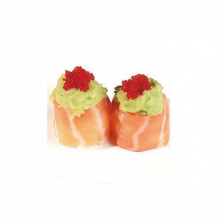 130. Gunkan de salmón con aguacate 2 Pzs