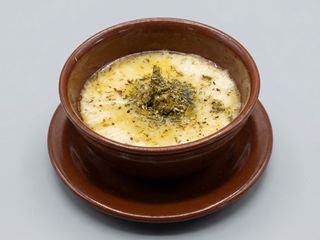 Queso  Provolone Con  Pesto Y Fondo Picante