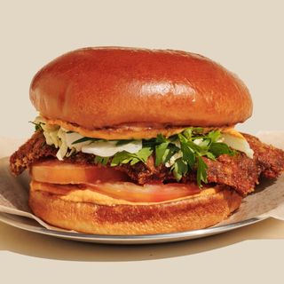 SANDWICH DE MILANESA DE VACA BLACK ANGUS