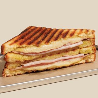 BIKINI CON QUESO EMMENTAL, JAMÓN Y MANTEQUILLA DE HIERBAS.