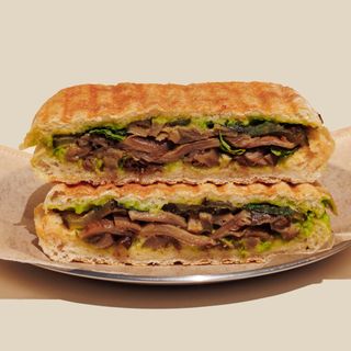 SANDWICH DE SETAS, GUISANTES Y PEPINO EN KIMCHI.