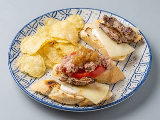 Pincho de Atún con tomate y cebolla caramelizada 