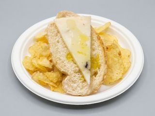 Queso curado de oveja con pasas y nueces