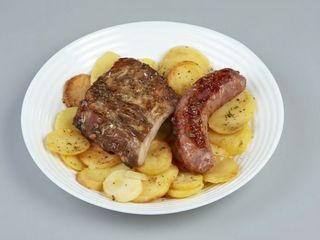 Costilla Asada Con Chorizo Criollo y Patatas