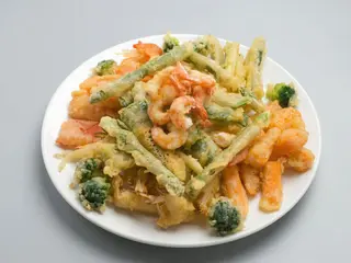 Tempura Mixta De Verduras Y Langostinos