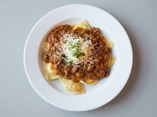 Ravioli relleno ricotta y espinaca salsa ragout de ternera Bolognesa