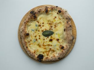 Pizza Quattro Formaggi Con Gorgonzola E Tocco Di Miele (30 Cm.)