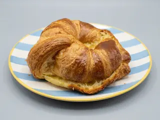 Croissant Con Mantequilla Y Mermelada