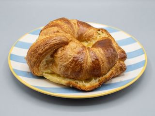 Croissant Con Mantequilla Y Mermelada