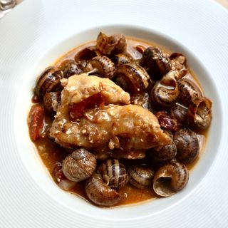 Caracoles con salsa y posibilidad de que  lleven manitas de cerdo deshuesadas