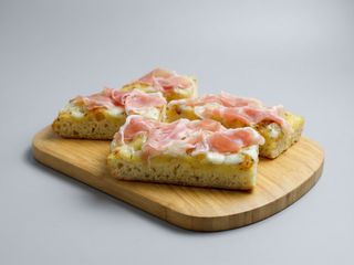 Focaccia con Cacio e pancetta.