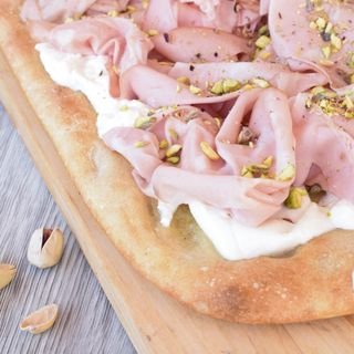 Focaccia con mortadella e pistacchio.