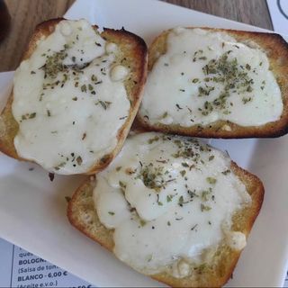 Pan de ajo y mozzarella